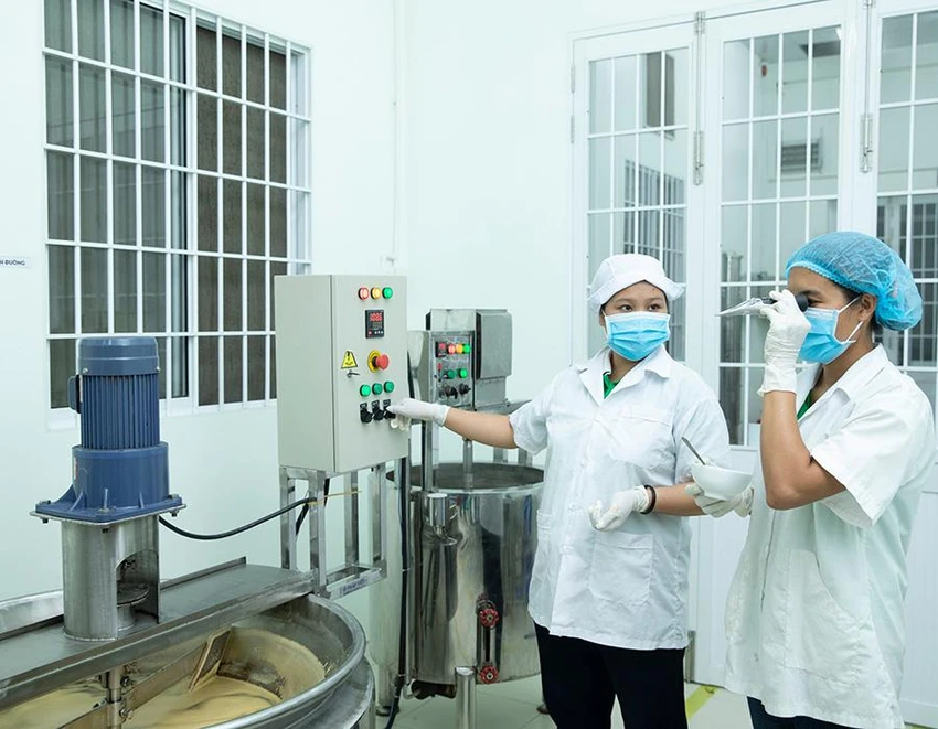 Các kỹ thuật viên đang làm việc trong nhà máy sản xuất mật hoa quả. Ảnh: THU HÀ Các kỹ thuật viên đang làm việc trong nhà máy sản xuất mật hoa quả. Ảnh: THU HÀ