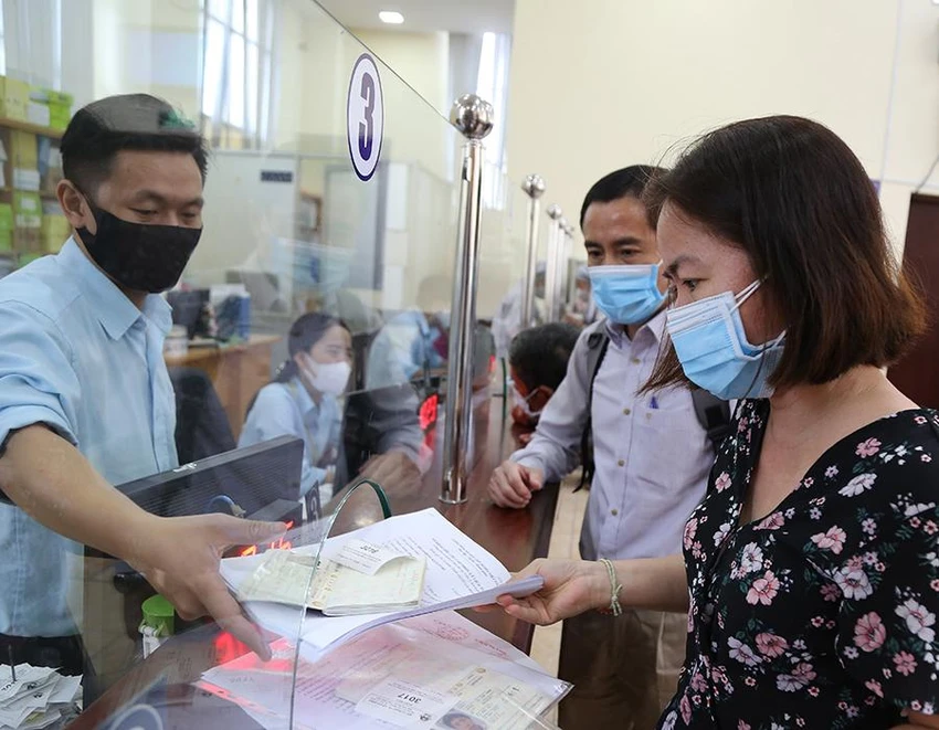 Người dân làm thủ tục hồ sơ tại Sở Tư pháp TP.HCM. Ảnh: HOÀNG GIANG Người dân làm thủ tục hồ sơ tại Sở Tư pháp TP.HCM. Ảnh: HOÀNG GIANG