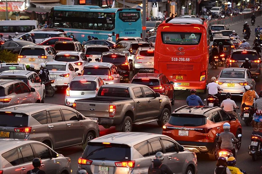 Ô tô nối đuôi nhau ở ngã tư Hàng Xanh, TP.HCM. Ảnh: HOÀNG GIANG Ô tô nối đuôi nhau ở ngã tư Hàng Xanh, TP.HCM. Ảnh: HOÀNG GIANG