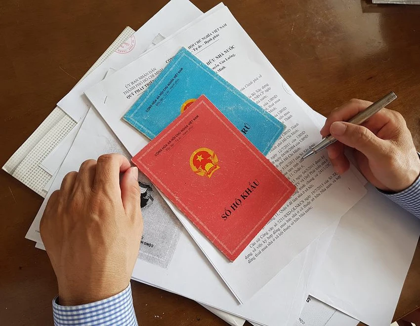 Khi các bộ, ngành chưa khai thác đầy đủ cơ sở dữ liệu quốc gia, người dân mong muốn được giữ lại sổ hộ khẩu. Ảnh: TM Khi các bộ, ngành chưa khai thác đầy đủ cơ sở dữ liệu quốc gia, người dân mong muốn được giữ lại sổ hộ khẩu. Ảnh: TM