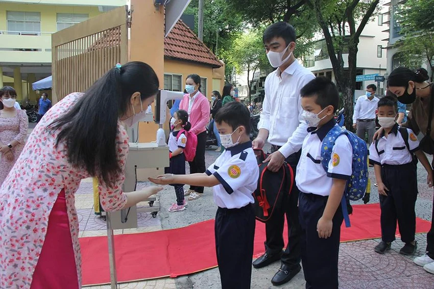 Học sinh Trường Tiểu học Nguyễn Bỉnh Khiêm (quận 1, TP.HCM) rửa tay sát khuẩn trước khi vào trường. Ảnh: HP Học sinh Trường Tiểu học Nguyễn Bỉnh Khiêm (quận 1, TP.HCM) rửa tay sát khuẩn trước khi vào trường. Ảnh: HP