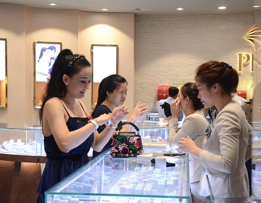 Ngoài vàng miếng thì khách hàng có thể đầu tư vàng nhẫn 9999. Ảnh: M.PHƯƠNG Ngoài vàng miếng thì khách hàng có thể đầu tư vàng nhẫn 9999. Ảnh: M.PHƯƠNG