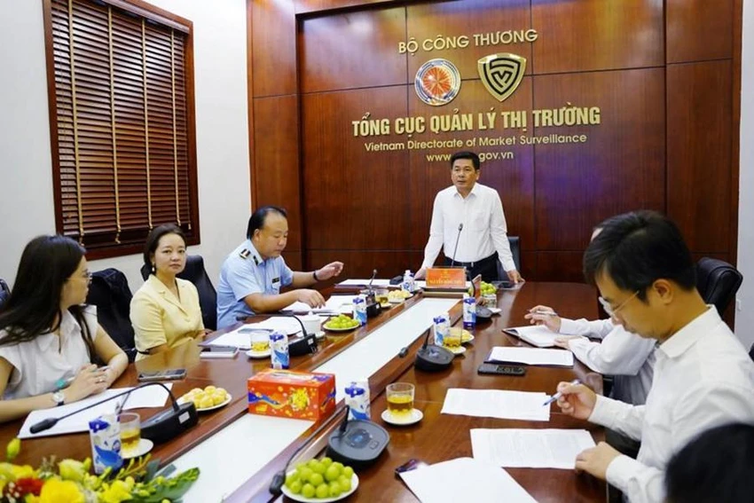 Bộ trưởng Bộ Công Thương Nguyễn Hồng Diên chủ trì họp về điều hành xăng dầu ngày 26-8. Ảnh: Ảnh: BCT
