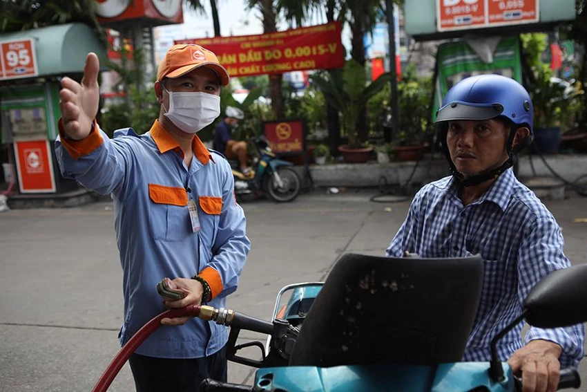 Bộ Công Thương khẳng định từ nay cho đến hết năm không bao giờ thiếu nguồn cung xăng dầu. Ảnh: HOÀNG GIANG