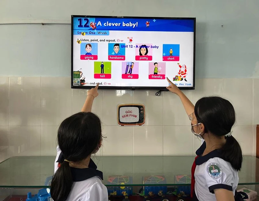 Một giờ học tiếng Anh tại Trường Tiểu học Thạnh An, huyện Cần Giờ. Ảnh: TA