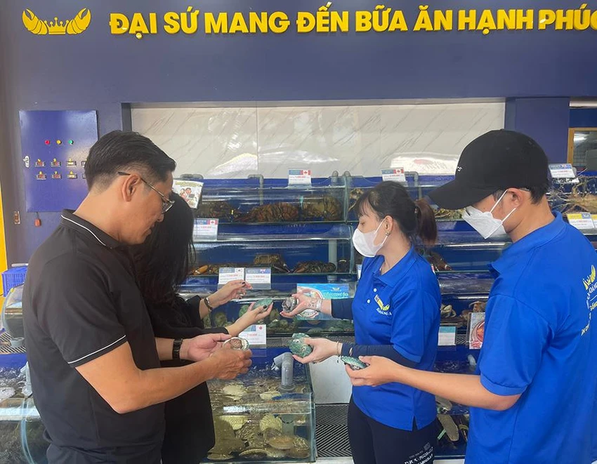 Nhiều siêu thị, cửa hàng tunghàng loạt chương trình khuyến mãinhằm kích cầu mua sắm dịp 2-9. Ảnh: THU HÀ