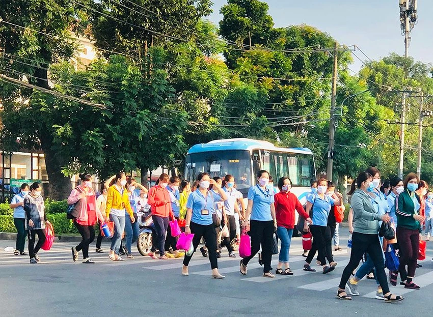 Nhiều nhà máy sắp xếp lại ca kíp để duy trì việc làm cho công nhân trong bối cảnh đơn hàng sụt giảm. Ảnh: P.ĐIỀN
