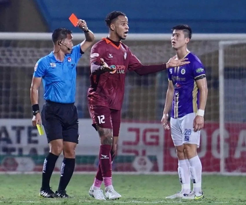 Trọng tài Đình Thịnh rút thẻ vàng thứ hai cho Jemier Lynch và thẻ đỏ trực tiếp cho Duy Mạnh. Ảnh: ZING Trọng tài Đình Thịnh rút thẻ vàng thứ hai cho Jemier Lynch và thẻ đỏ trực tiếp cho Duy Mạnh. Ảnh: ZING