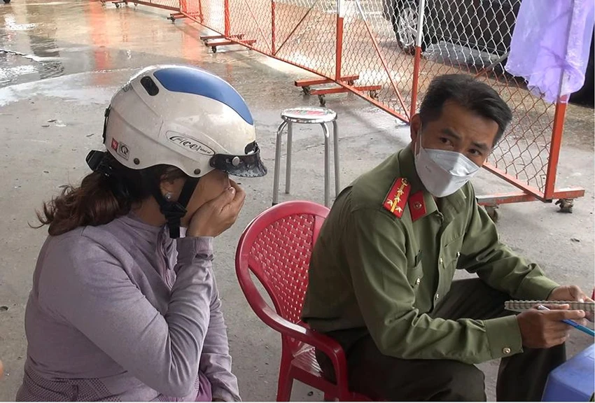Người thân đến tìm thân nhân trong vụ cháy. Người thân đến tìm thân nhân trong vụ cháy.