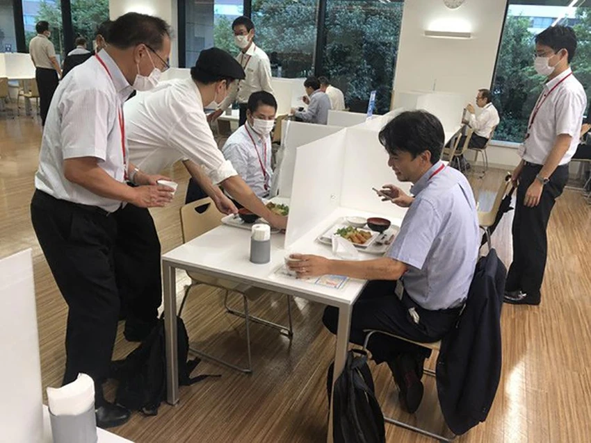 Nhân viên Văn phòng Nội các Nhật Bản thưởng thức bữa trưa với cơm chiên được nấu từ gạo ST25. Ảnh: Thương vụ Việt Nam tại Nhật Nhân viên Văn phòng Nội các Nhật Bản thưởng thức bữa trưa với cơm chiên được nấu từ gạo ST25. Ảnh: Thương vụ Việt Nam tại Nhật