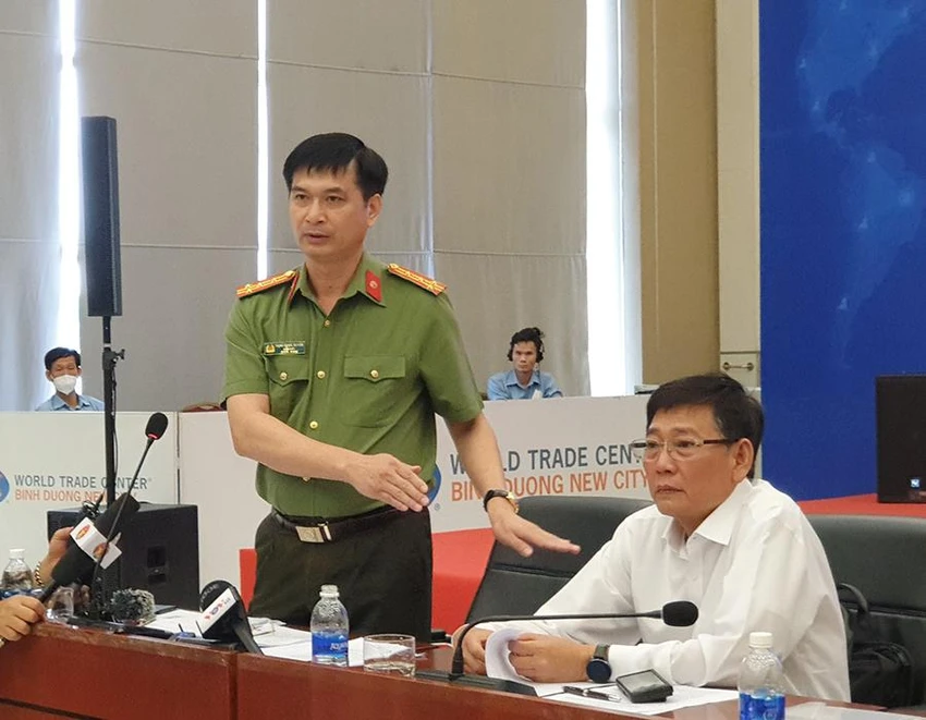 Đại tá Trịnh Ngọc Quyên, Giám đốc Công an tỉnh Bình Dương, trả lời tại buổi họp báo. Ảnh: NGUYỄN TÂN