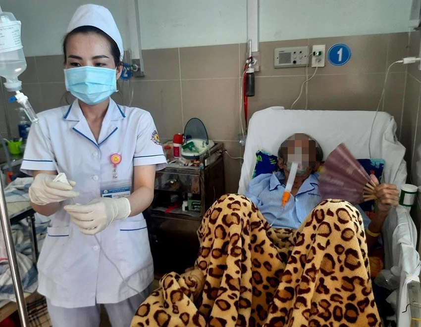 Điều dưỡng Trần Lê Yến Linh đang truyền dịch cho bệnh nhân ở Khoa nội tổng hợp BV quận 11. Ảnh: TRẦN NGỌC