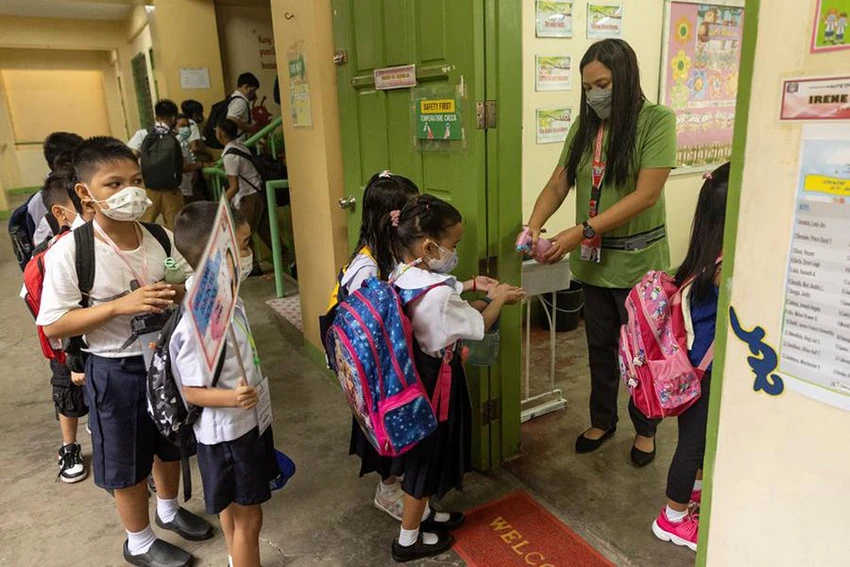 Trẻ em Manila (Philippines) đến trường khai giảng năm học mới vào ngày 22-8, sau hai năm việc học bị ảnh hưởng bởi đại dịch COVID-19. Ảnh: REUTERS Trẻ em Manila (Philippines) đến trường khai giảng năm học mới vào ngày 22-8, sau hai năm việc học bị ảnh hưởng bởi đại dịch COVID-19. Ảnh: REUTERS