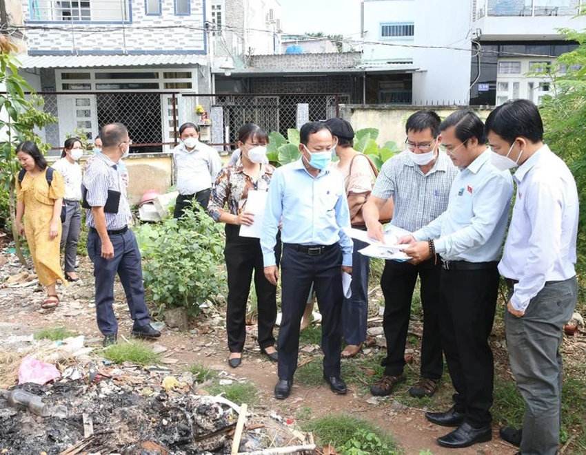 Ông Cao Thanh Bình, Trưởng ban Văn hóa-Xã hội HĐND TP, cùng các đơn vị, ban ngành liên quan khảo sát tại lò gốm cổ Hưng Lợi vào ngày 14-9. Ảnh: VĂN HÀ Ông Cao Thanh Bình, Trưởng ban Văn hóa-Xã hội HĐND TP, cùng các đơn vị, ban ngành liên quan khảo sát tại lò gốm cổ Hưng Lợi vào ngày 14-9. Ảnh: VĂN HÀ