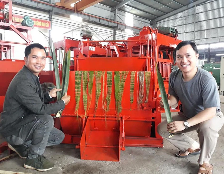 Ông Nguyễn Hữu Hạnh (bên trái) bên cạnh chiếc máy ép sợi tơ dứa của Ecosoi. Ảnh: THU HÀ Ông Nguyễn Hữu Hạnh (bên trái) bên cạnh chiếc máy ép sợi tơ dứa của Ecosoi. Ảnh: THU HÀ