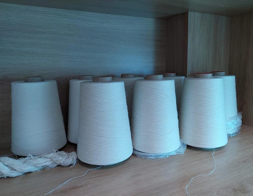 Cuộn sợi tơ dứa và những sản phẩm dệt may được làm từ sợi tái chế phụ phẩm nông nghiệp. Ảnh: THU HÀ Cuộn sợi tơ dứa và những sản phẩm dệt may được làm từ sợi tái chế phụ phẩm nông nghiệp. Ảnh: THU HÀ