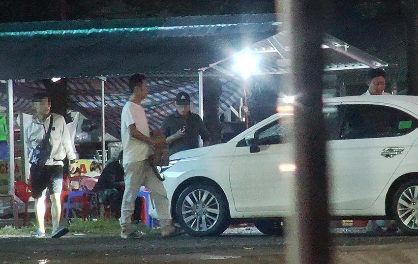 Hiệp và Nguyên đưa hai người chuẩn bị vượt biên ra ô tô.