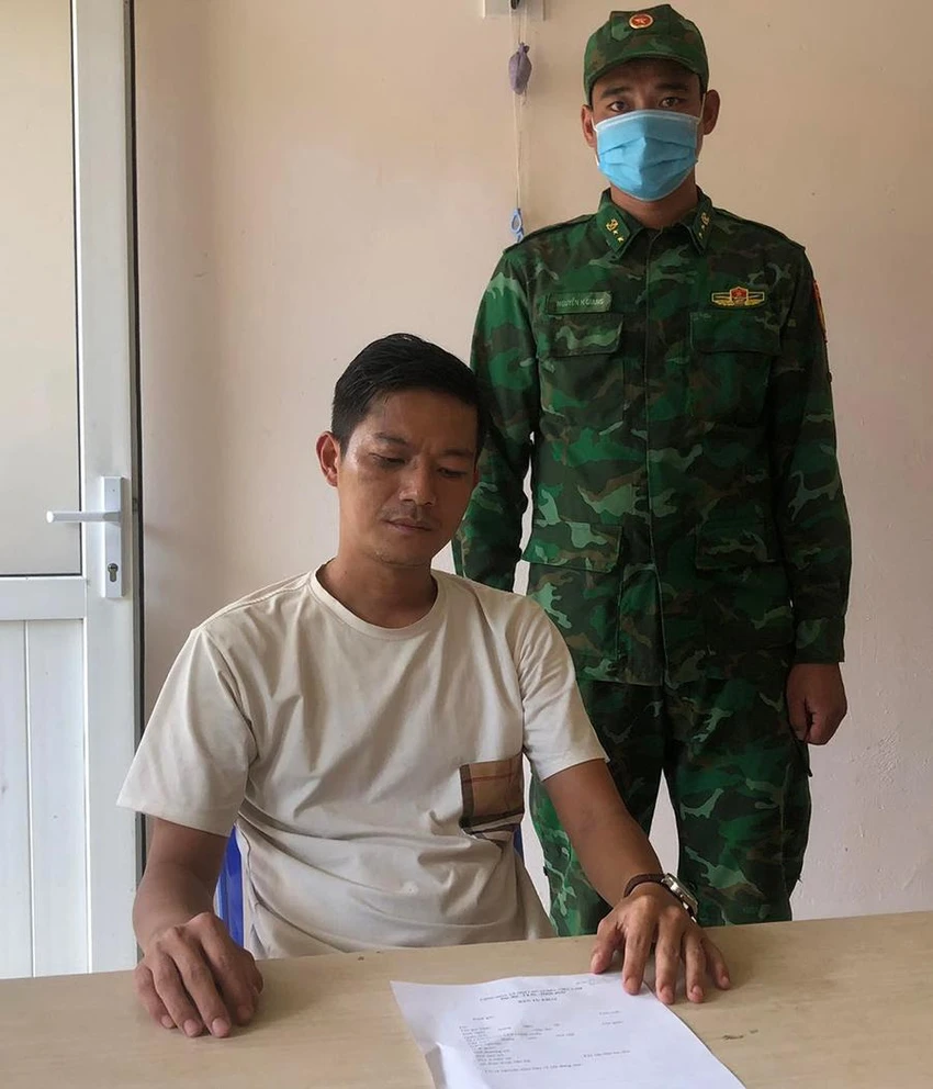 Bùi Hoàng Hiệp (35 tuổi, quê Sóc Trăng) tại Đồn biên phòng cửa khẩu Mỹ Quý Tây, huyện Đức Huệ, Long An. Ảnh: NHÓM PV