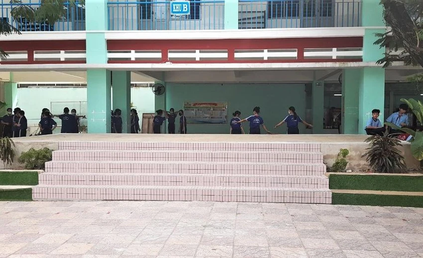Công trình sân khấu tại một trường học được xây dựng nhờ chủ trương xã hội hóa. Ảnh: TĐ Công trình sân khấu tại một trường học được xây dựng nhờ chủ trương xã hội hóa. Ảnh: TĐ