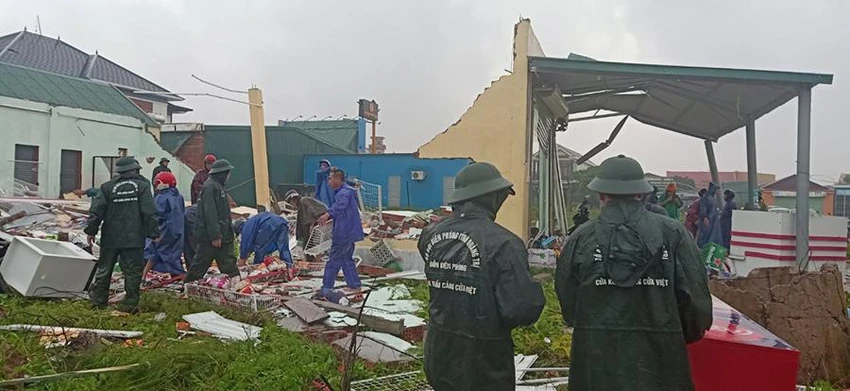 Nhà một người dân tại thị trấn Cửa Việt (huyện Gio Linh, Quảng Trị) bị cuốn sập. Ảnh: NGUYỄN DO Nhà một người dân tại thị trấn Cửa Việt (huyện Gio Linh, Quảng Trị) bị cuốn sập. Ảnh: NGUYỄN DO