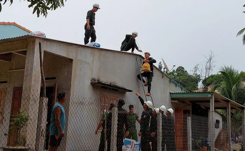 Lực lượng công an Phú Yên giúp dân chằng chống nhà cửa ở xã Xuân Cảnh, thị xã Sông Cầu (Phú Yên). Ảnh: TL Lực lượng công an Phú Yên giúp dân chằng chống nhà cửa ở xã Xuân Cảnh, thị xã Sông Cầu (Phú Yên). Ảnh: TL