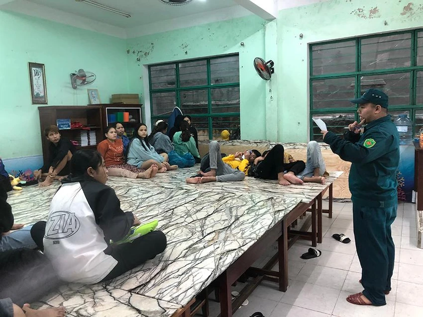 Người dân tại vùng nguy hiểm trên địa bàn quận Sơn Trà, TP Đà Nẵng được lực lượng chức năng sơ tán đến nơi an toàn trước khi bão vào. Ảnh: NGÔ QUANG Người dân tại vùng nguy hiểm trên địa bàn quận Sơn Trà, TP Đà Nẵng được lực lượng chức năng sơ tán đến nơi an toàn trước khi bão vào. Ảnh: NGÔ QUANG