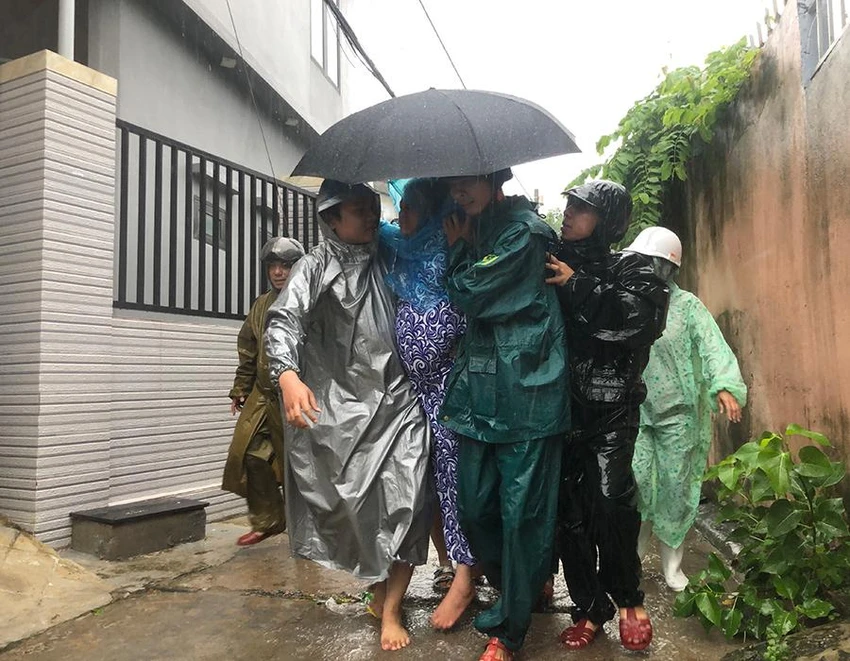 Các lực lượng chức năng của TP Đà Nẵng hỗ trợ sơ tán một người dân ở phường Thọ Quang (quận Sơn Trà) bị tai biến nằm một chỗ tới nơi trú ẩn an toàn. Ảnh: NGÔ QUANG Các lực lượng chức năng của TP Đà Nẵng hỗ trợ sơ tán một người dân ở phường Thọ Quang (quận Sơn Trà) bị tai biến nằm một chỗ tới nơi trú ẩn an toàn. Ảnh: NGÔ QUANG