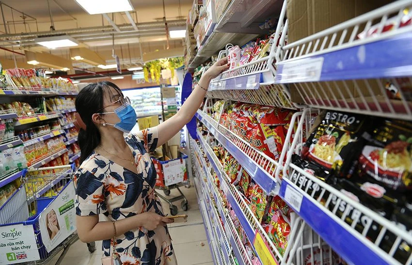 Với việc xăng giảm mạnh, người tiêu dùng kỳ vọng giá các mặt hàng sẽ giảm mạnh hơn nữa.Ảnh: HOÀNG GIANG Với việc xăng giảm mạnh, người tiêu dùng kỳ vọng giá các mặt hàng sẽ giảm mạnh hơn nữa.Ảnh: HOÀNG GIANG