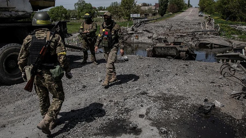 Binh sĩ Ukraine tiến hành thu dụng xe cơ giới của Nga tại tỉnh Kharkiv (Ukraine) ngày 20-9. Ảnh: THE NEW YORK TIMES Binh sĩ Ukraine tiến hành thu dụng xe cơ giới của Nga tại tỉnh Kharkiv (Ukraine) ngày 20-9. Ảnh: THE NEW YORK TIMES
