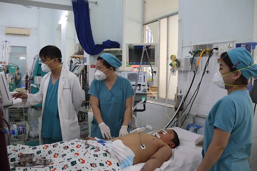 Bệnh nhi mắc sốt xuất huyết nặng điều trị tại BV Nhi đồng 2. Ảnh: HOÀNG LAN