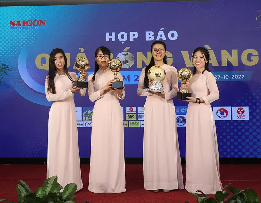 Ban tổ chức giới thiệu Quả bóng vàng 2022. Ảnh: ANH PHƯƠNG Ban tổ chức giới thiệu Quả bóng vàng 2022. Ảnh: ANH PHƯƠNG