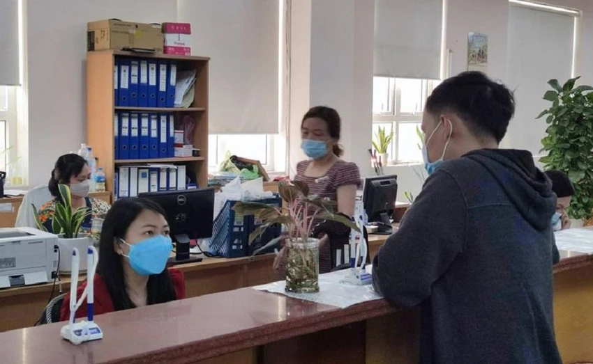 Người lao động đến cơ quan BHXH TP.HCM làm thủ tục liên quan đến chế độ BHXH. Ảnh: NGUYỄN HIỀN Người lao động đến cơ quan BHXH TP.HCM làm thủ tục liên quan đến chế độ BHXH. Ảnh: NGUYỄN HIỀN