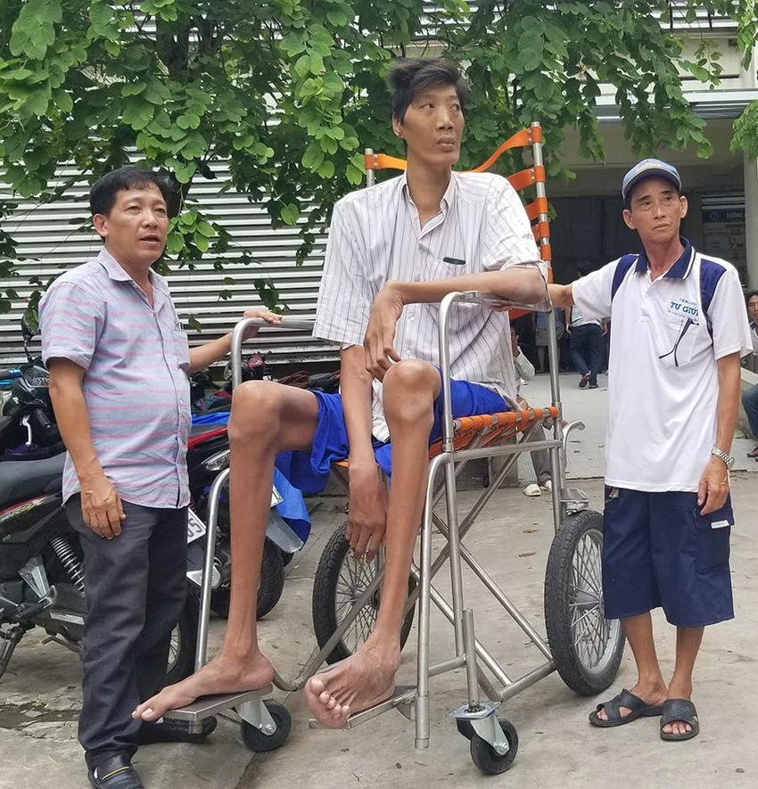 Anh Hồ Văn Trung, người cao 2,57 m đã qua đời vào ngày 2-11-2019. Ảnh: TRẦN VŨ Anh Hồ Văn Trung, người cao 2,57 m đã qua đời vào ngày 2-11-2019. Ảnh: TRẦN VŨ