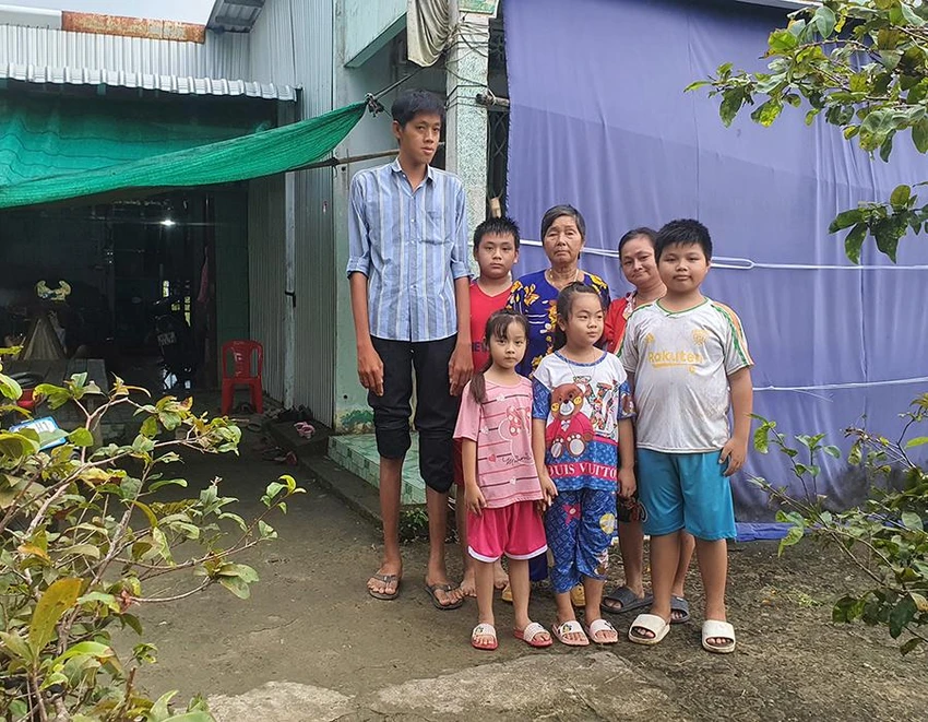 Nguyễn Văn Út hiện nay sống cùng mẹ và các cháu. Út bảo không muốn làm người khổng lồ, chỉ muốn được trị bệnh để không cao nữa. Ảnh: TRẦN VŨ Nguyễn Văn Út hiện nay sống cùng mẹ và các cháu. Út bảo không muốn làm người khổng lồ, chỉ muốn được trị bệnh để không cao nữa. Ảnh: TRẦN VŨ