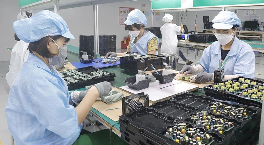Dây chuyền sản xuất thiết bị điện tử tại một công ty (vốn đầu tư của Anh) ở Khu công nghiệp Vân Trung, Bắc Giang. Ảnh: TTXVN