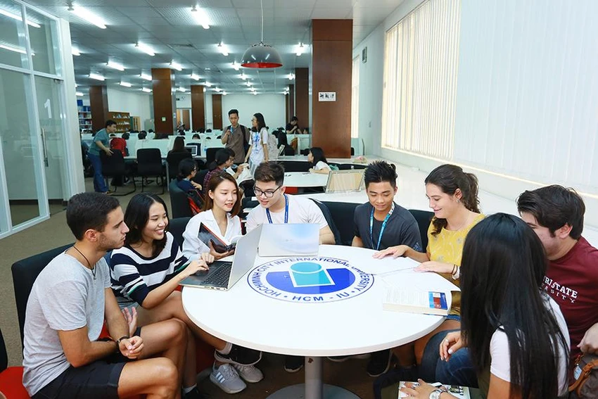 Sinh viên Trường ĐH Quốc tế (ĐH Quốc gia TP.HCM) trong giờ tự học ở trường. Ảnh: CTV Sinh viên Trường ĐH Quốc tế (ĐH Quốc gia TP.HCM) trong giờ tự học ở trường. Ảnh: CTV