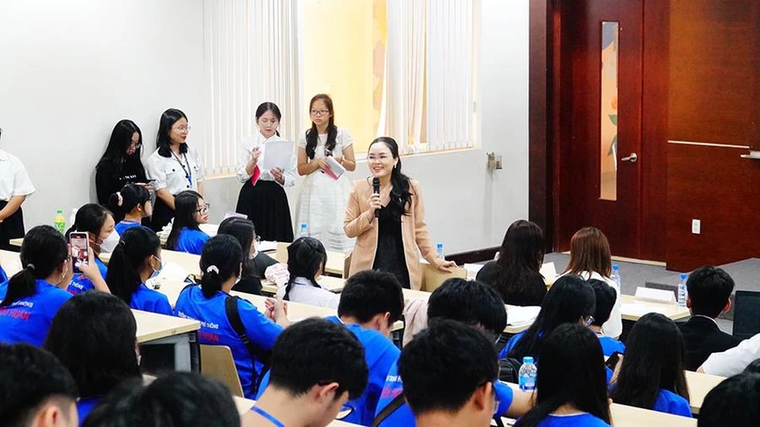 ThS Bích Ngọc đang trò chuyện với học sinh lớp 12 trước khi vào đại học. Ảnh: CTV ThS Bích Ngọc đang trò chuyện với học sinh lớp 12 trước khi vào đại học. Ảnh: CTV