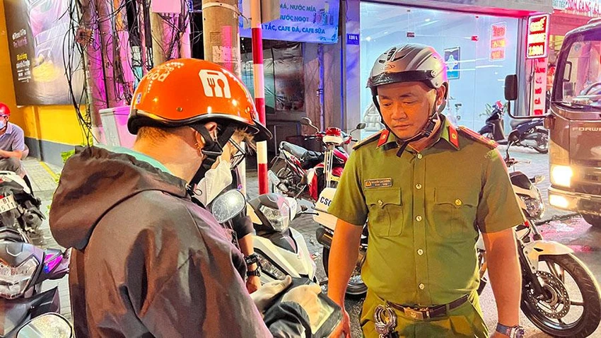 Khi thấy dấu hiệu vi phạm, tổ 171 cho dừng xe để kiểm tra. Ảnh: LÊ ÁNH Khi thấy dấu hiệu vi phạm, tổ 171 cho dừng xe để kiểm tra. Ảnh: LÊ ÁNH