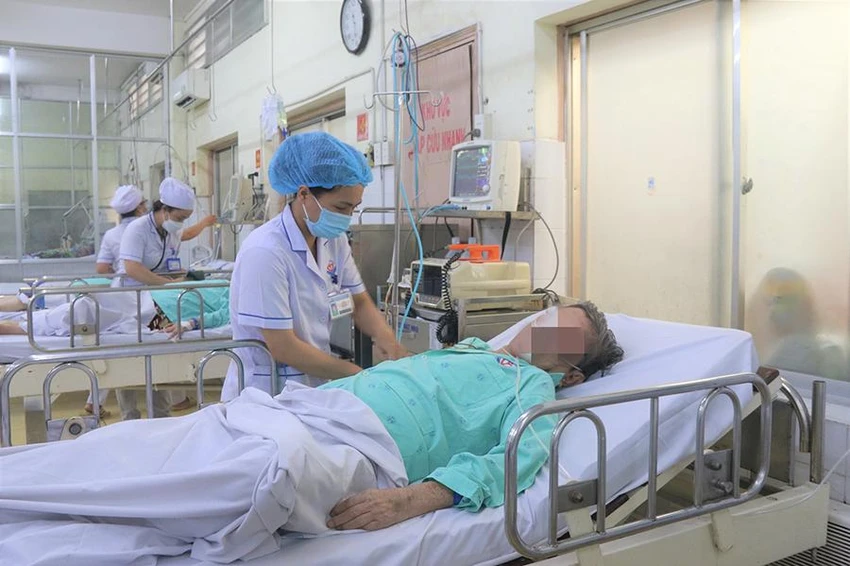 Nhân viên y tế BV Trưng Vương đang chăm sóc bệnh nhân tại Khoa cấp cứu. Ảnh: THẢO PHƯƠNG Nhân viên y tế BV Trưng Vương đang chăm sóc bệnh nhân tại Khoa cấp cứu. Ảnh: THẢO PHƯƠNG