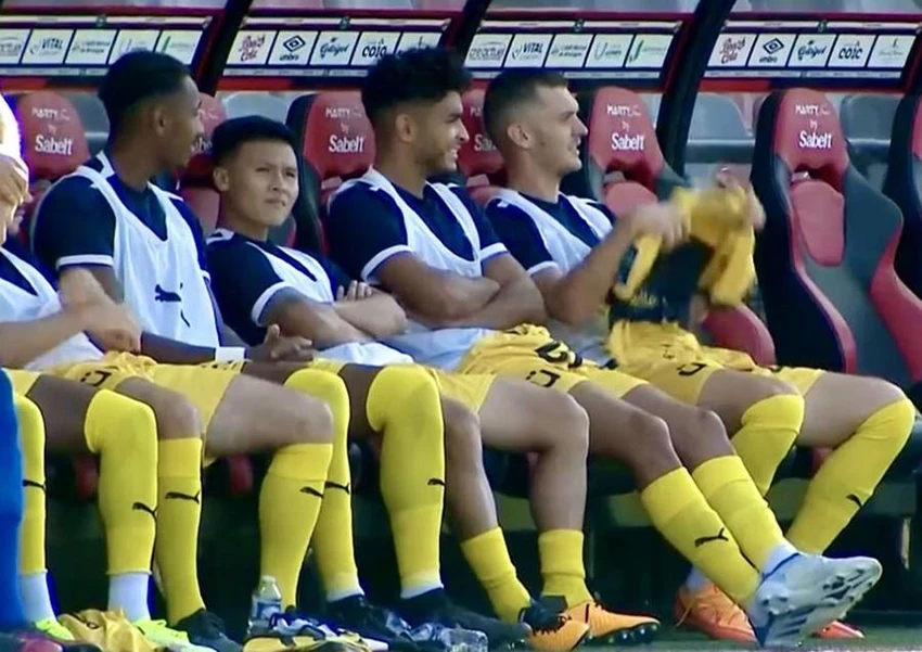 Quang Hải thường xuyên ngồi dự bị ở Pau FC. Ảnh: PAU Quang Hải thường xuyên ngồi dự bị ở Pau FC. Ảnh: PAU