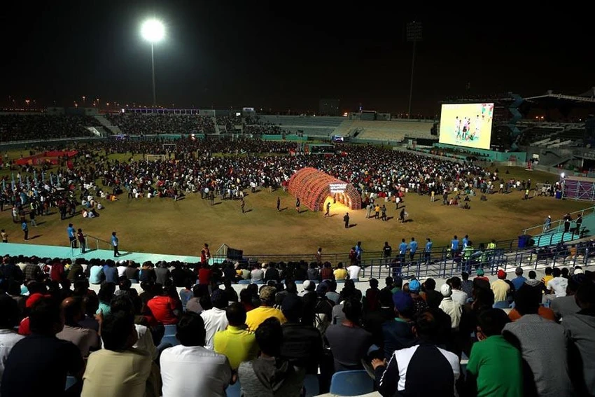 Hàng ngàn người lao động nhập cư Qatar theo dõi Messi thi đấu World Cup 2022 qua màn ảnh lớn ở sân Asian Town. Ảnh: AFP Hàng ngàn người lao động nhập cư Qatar theo dõi Messi thi đấu World Cup 2022 qua màn ảnh lớn ở sân Asian Town. Ảnh: AFP