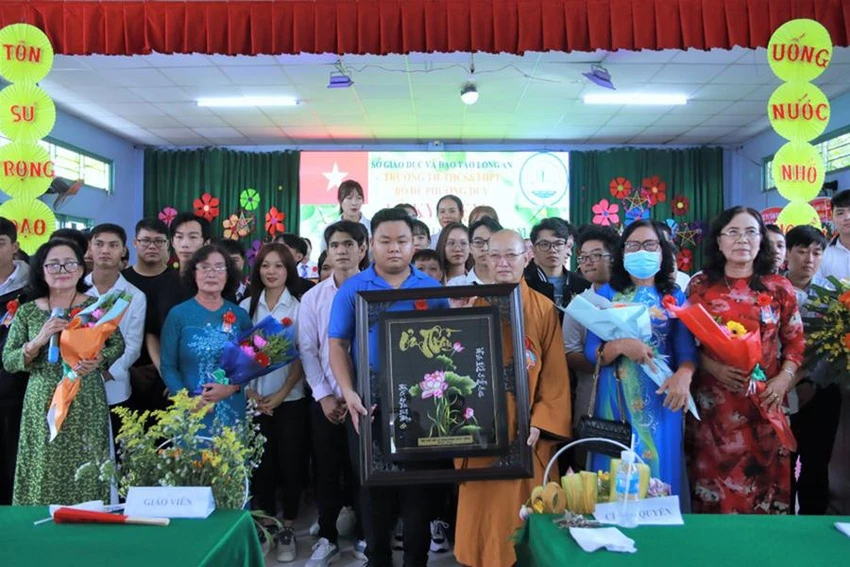 Các cựu học sinh trở về trường chúc mừng những người đã cưu mang, dạy dỗ mình nhân dịp 20-11 năm nay. Ảnh: HUỲNH DU