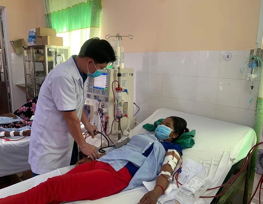 Chị Thị Xương đang chạy thận tại Trung tâm Y tế huyện Lộc Ninh. Ảnh: V.LONG Chị Thị Xương đang chạy thận tại Trung tâm Y tế huyện Lộc Ninh. Ảnh: V.LONG