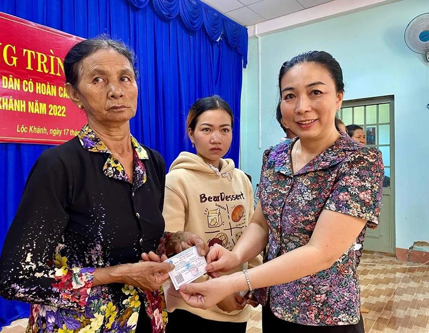 BHXH tỉnh Bình Phước trao tặng thẻ BHYT cho người dân gặp khó khăn. Ảnh: V.LONG BHXH tỉnh Bình Phước trao tặng thẻ BHYT cho người dân gặp khó khăn. Ảnh: V.LONG