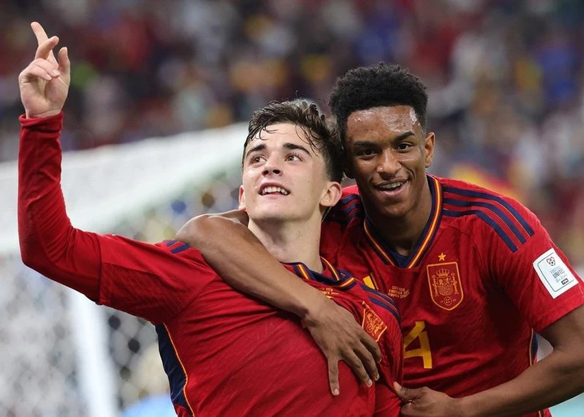 Gavi (trái) cầu thủ trẻ thứ nhì ghi bàn tại World Cup (18 tuổi 110 ngày), sau huyền thoại bóng đá Pele (17 tuổi 10 ngày). Ảnh: GETTY IMAGES Gavi (trái) cầu thủ trẻ thứ nhì ghi bàn tại World Cup (18 tuổi 110 ngày), sau huyền thoại bóng đá Pele (17 tuổi 10 ngày). Ảnh: GETTY IMAGES