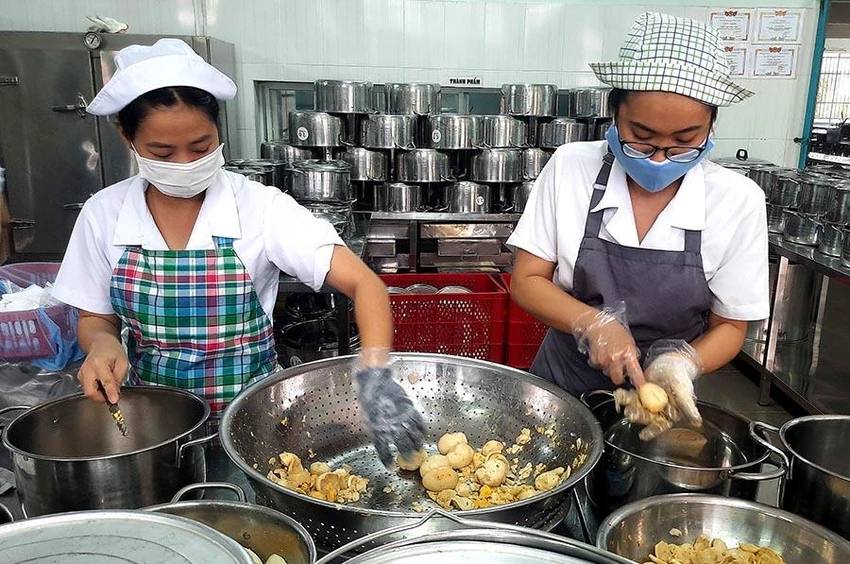 Nhân viên nhà bếp Trường Tiểu học Nguyễn Thị Nuôi chuẩn bị bữa ăn trưa cho học sinh. Ảnh: TRẦN NGỌC Nhân viên nhà bếp Trường Tiểu học Nguyễn Thị Nuôi chuẩn bị bữa ăn trưa cho học sinh. Ảnh: TRẦN NGỌC