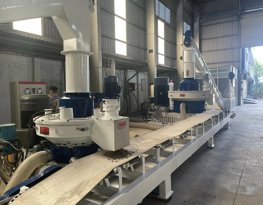 Máy ép viên nén gỗ xuất khẩu lấy nguyên liệu từ vỏ, lá cây, cành ngọn, gỗ vụn… Ảnh: QUANG HUY Máy ép viên nén gỗ xuất khẩu lấy nguyên liệu từ vỏ, lá cây, cành ngọn, gỗ vụn… Ảnh: QUANG HUY
