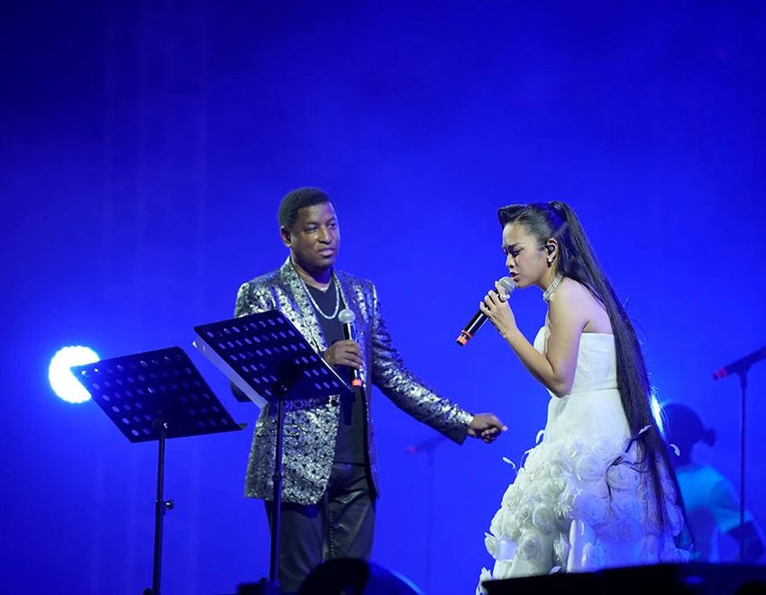 Babyface biểu diễn cùng O Sen Ngọc Mai. Ảnh: VĂN HÀ Babyface biểu diễn cùng O Sen Ngọc Mai. Ảnh: VĂN HÀ