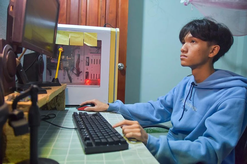 Có máy tính đã giúp Luân có thể học tốt và thi đoạt giải ba học sinh giỏi cấp tỉnh môn tin học. Ảnh: NGUYỄN DO Có máy tính đã giúp Luân có thể học tốt và thi đoạt giải ba học sinh giỏi cấp tỉnh môn tin học. Ảnh: NGUYỄN DO