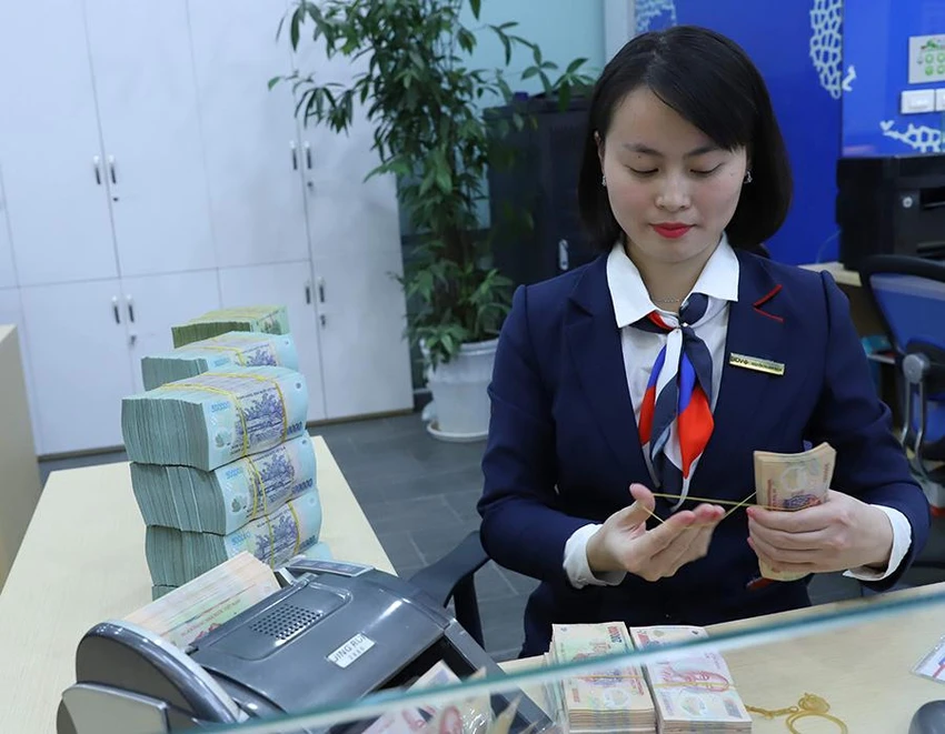Ngoài việc khơi thông kênh tín dụng ngân hàng, cần khơi thông những kênh khác để vốn chảy vào nền kinh tế. Ảnh: TL